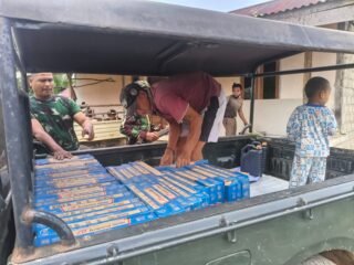 Satgas TMMD 127 Kodim 0430/BA dan Warga Angkut Keramik untuk RTLH Rumah Ibu Suwarti