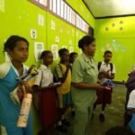 Dukung TMMD ke-127, Persit KCK Cabang XL Kodim 1804/Kaimana Jalin Kedekatan dengan Masyarakat Kampung Sisir