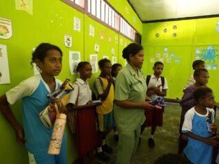 Dukung TMMD ke-127, Persit KCK Cabang XL Kodim 1804/Kaimana Jalin Kedekatan dengan Masyarakat Kampung Sisir