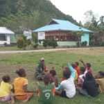 Satgas TMMD 127 Kodim 1804/Kaimana Manfaatkan Waktu Istirahat untuk Tanamkan Wawasan Kebangsaan kepada Anak-anak Kampung Marsi