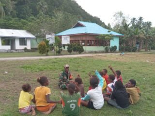 Satgas TMMD 127 Kodim 1804/Kaimana Manfaatkan Waktu Istirahat untuk Tanamkan Wawasan Kebangsaan kepada Anak-anak Kampung Marsi