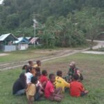 Babinsa Kampung Marsi Bangun Kedekatan dengan Anak-anak di Lokasi TMMD 127
