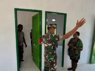 Pastikan Tepat Sasaran, Dansatgas TMMD 127 Tinjau Rumah Penerima Manfaat di Kampung Sisir