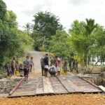 Dansatgas TMMD 127 Kodim 1804/Kaimana Tinjau Progres Pembangunan Jembatan di Kampung Marsi