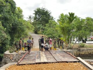 Dansatgas TMMD 127 Kodim 1804/Kaimana Tinjau Progres Pembangunan Jembatan di Kampung Marsi
