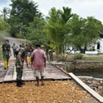 Pastikan Kualitas Pekerjaan, Dansatgas TMMD 127 Kodim 1804/Kaimana Cek Pembangunan Jembatan Kampung Marsi