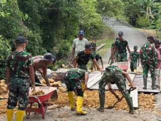Satgas TMMD 127 Kodim 1804/Kaimana Ratakan Ujung Jembatan Kampung Marsi, Progres Capai 80 Persen
