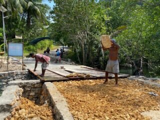 Kolaborasi TNI–Polri dan Warga, Pekerjaan Ujung Jembatan TMMD di Kampung Marsi Terus Dikebut