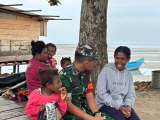 Bercengkrama dengan Warga, Dansatgas TMMD 127 Kodim 1804/Kaimana Motivasi Anak-anak Kampung Namatota