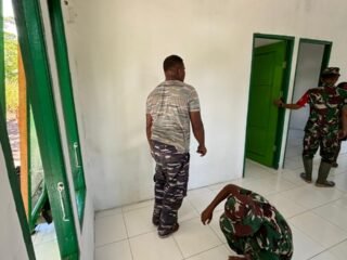 Dansatgas TMMD 127 Kodim 1804/Kaimana Cek Finishing Rumah Ibu Evelina, Progres Capai 98 Persen