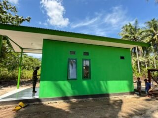 Kolaborasi TNI–Polri, Pembangunan Rumah Ibu Evelina Hampir Rampung di TMMD 127 Kaimana