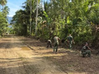 Kolaborasi TNI–Polri Percepat Penyelesaian Jalan TMMD di Kampung Marsi