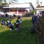 Babinsa Yangapi Bersama Warga Gotong Royong Bersihkan Lapangan Metra Sambut Hari Raya Nyepi