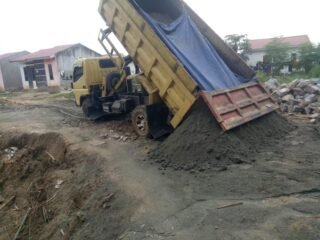 Truk Satgas TMMD 127 Kodim Kendari Intensif Pasok Material Pembangunan