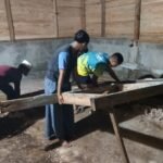 Semangat Gotong Royong Warga Petoaha Dampingi Satgas TMMD 127 Bekerja Hingga Malam