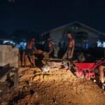 Di Bawah Sorot Lampu, TNI dan Warga Petoaha Bahu-Membahu Bangun RTLH
