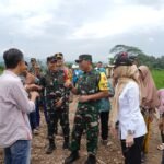 Katim Wasev TMMD ke-127 Kodim 0421/LS, Brigjen TNI (Mar) Bambang Hadi Suseno, berdialog hangat dengan satgas dan masyarakat Desa Tanjung Rejo