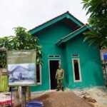 TMMD Ke-127: Setiap Sentuhan Plester di Rumah Bapak Khoirul Anwar Mengandung Harapan Baru