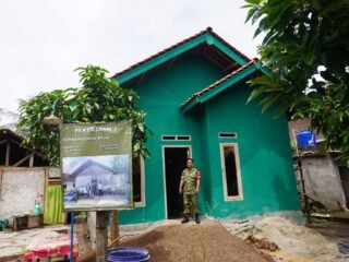 TMMD Ke-127: Setiap Sentuhan Plester di Rumah Bapak Khoirul Anwar Mengandung Harapan Baru