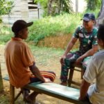 Pratu Ramli Satgas TMMD 127 Kodim 1015/Sampit Pererat Silaturahmi Lewat Komsos di Desa Batu Agung