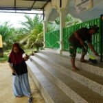 Bersihkan Masjid, Satgas TMMD 127 Kodim 1015/Sampit Pererat Silaturahmi dengan Warga