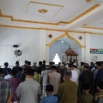 Sholat Jumat Jadi Sarana Silaturahmi Satgas TMMD 127 Kodim 1015/Sampit dengan Warga