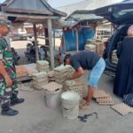 Antisipasi Penimbunan di Bulan Ramadan, Babinsa Koramil 1420-06 Pantau Harga Sembako di Pasar Sentral Rappang