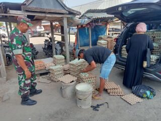 Antisipasi Penimbunan di Bulan Ramadan, Babinsa Koramil 1420-06 Pantau Harga Sembako di Pasar Sentral Rappang