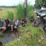 Babinsa Apuan Patroli Wilayah dan Kongkow Bersama Warga Bahas Keamanan serta Percepatan Luas Tambah Tanam