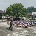 Babinsa Songan A Latih PBB Siswa OSIS dan PKS SMPN 4 Kintamani