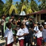 Dansatgas TMMD 127 dan Ketua Persit Kodim 1804/Kaimana Kunjungi Lokasi TMMD di Kampung Sisir