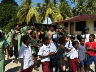 Dansatgas TMMD 127 dan Ketua Persit Kodim 1804/Kaimana Kunjungi Lokasi TMMD di Kampung Sisir