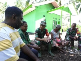 Kebahagiaan Warga Kampung Sisir, Dansatgas TMMD 127 Kaimana Berbagi Momen dengan Penerima Bantuan Rumah dan Sumur