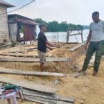 Kemanunggalan TNI-Rakyat Warnai Pemasangan Rangka Besi RTLH TMMD 127 di Nambo