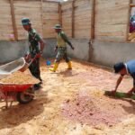 Gotong Royong TNI dan Warga Percepat Pembangunan Jalan Rabat TMMD di Petoaha