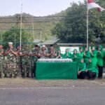 Senyum TNI di Jalan Kempo–Calabai, Koramil 02/Kempo Bagikan Takjil untuk Pengguna Jalan