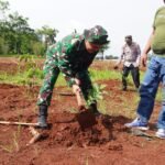 Wujudkan Lingkungan Asri, Letkol Inf Rendra Satrio Wibowo Pimpin Penanaman Pohon di Cisalak