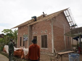 Selangkah Lagi Menuju Rumah Layak: RTLH Milik Ngadino Siap Naik Genteng