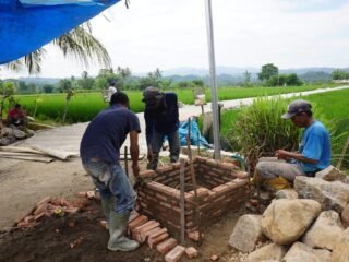 Ikon Pengabdian Dibangun: Satgas TMMD Ke-127 Kodim 0421/LS Mulai Pembuatan Tugu