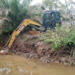 Satgas TMMD 127 Kodim 1015/Sampit Kerahkan Alat Berat untuk Normalisasi Sungai