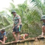 Gotong Royong Satgas TMMD 127 dan Warga Percepat Penyelesaian Jembatan