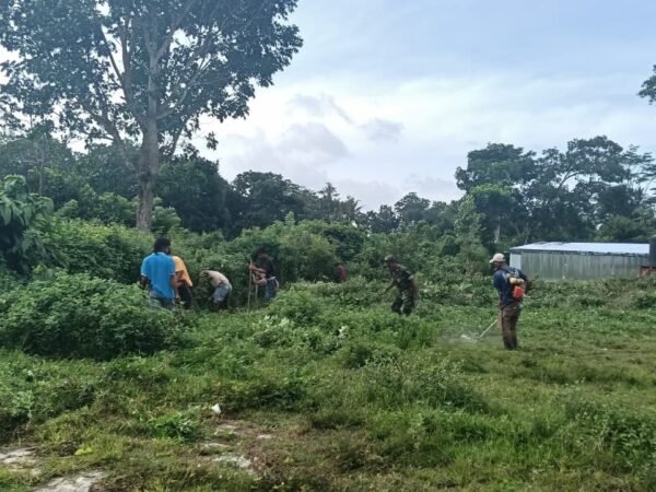 Dukung Tugas TNI, Babinsa Koramil 03/Katikutana dan Warga Gotong Royong Siapkan Lokasi Hunian Sementara
