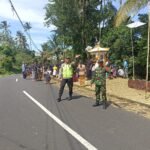 Babinsa Jegu Bersinergi dengan Bhabinkamtibmas dan Pecalang Amankan Prosesi Ngaben Warga