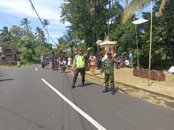 Babinsa Jegu Bersinergi dengan Bhabinkamtibmas dan Pecalang Amankan Prosesi Ngaben Warga