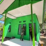 Satgas TMMD 127 Kodim 1804/Kaimana Bersihkan Sisa Cat Rumah Warga di Kampung Sisir