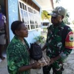 Dansatgas TMMD 127 Kodim 1804/Kaimana Bersama Persit Laksanakan Kunjungan Duka di Kampung Sisir