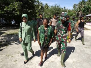 Satgas TMMD 127 Kodim 1804/Kaimana Tunjukkan Kepedulian Sosial Melalui Kunjungan Duka