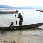 Dansatgas TMMD 127 Kodim 1804/Kaimana Beri Himbauan Keselamatan kepada Anak-Anak Kampung Namatota