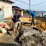 Satgas TMMD 127 Kodim 1417/Kendari Laksanakan Pengecoran Slop RTLH di Nambo