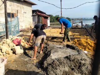 Satgas TMMD 127 Kodim 1417/Kendari Laksanakan Pengecoran Slop RTLH di Nambo